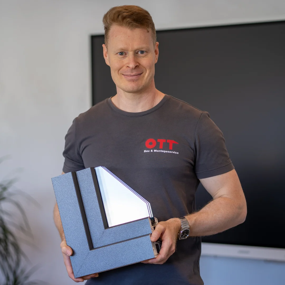 Tobias Ott der Fenstermuster hält